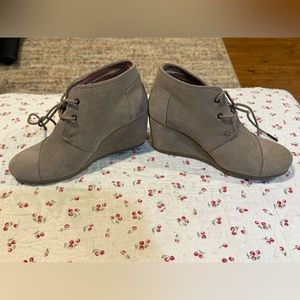 Tom’s tan suede wedges. Great condition.